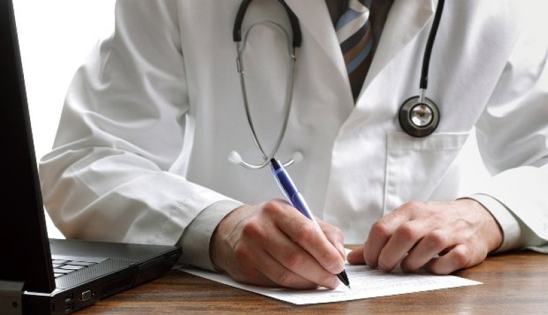 إيقاف طبيب جراح ارتكب خطأ مهني جسيم