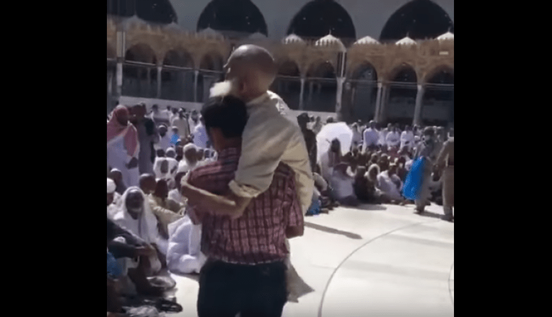 بالفيديو.. موقف مؤثّر لشاب مع والده عند الحجر الأسود بمكّة  يثير ضجّة على موقع التّواصل الإجتماعي