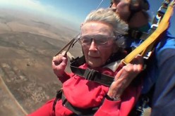 عجوز تقفز بالمظلة احتفالا بعيد ميلادها المائة