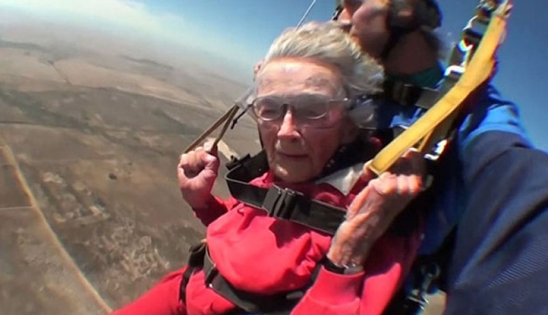 عجوز تقفز بالمظلة احتفالا بعيد ميلادها المائة