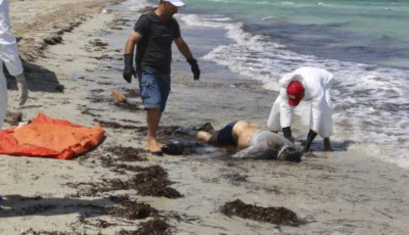 انتشال 7 جثث شرق طرابلس بليبيا بعد غرق مركب