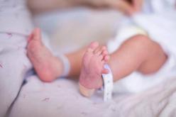 أب بريطاني يقتل إبنه الرضيع لـ”غيرته منه”