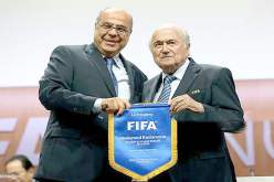 بلاتير يكرم روراوة اعترافا بما قدمه خلال أربع سنوات في الفيفا