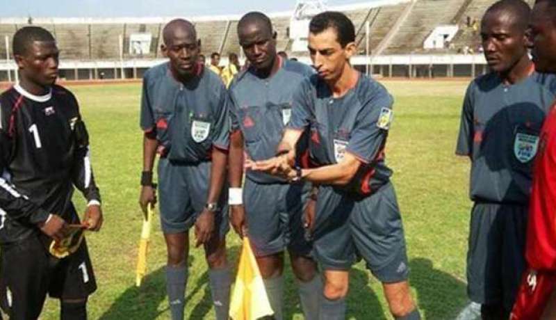 تعيين الموريتاني محمد حمادة حكما رئيسيا لمباراة الجزائر السيشل