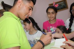 بالصور.. الفنان محمد عساف يتكفل بـ20 طفل يتيم