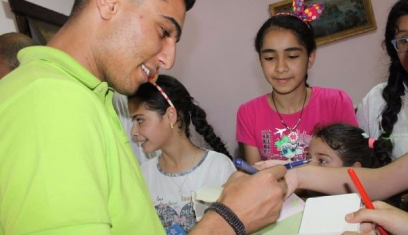 بالصور.. الفنان محمد عساف يتكفل بـ20 طفل يتيم