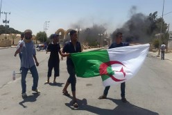 تونسيون يغلقون معبرا علـى الحدود ويرفعون العلم الجزائري