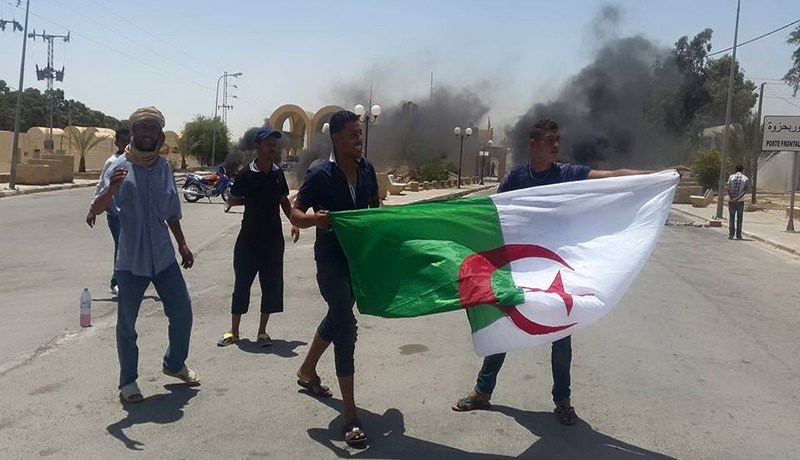 تونسيون يغلقون معبرا علـى الحدود ويرفعون العلم الجزائري