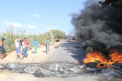 محتجون يغلقون الطريق السريع الرابط بين الجزائر العاصمة وتيبازة
