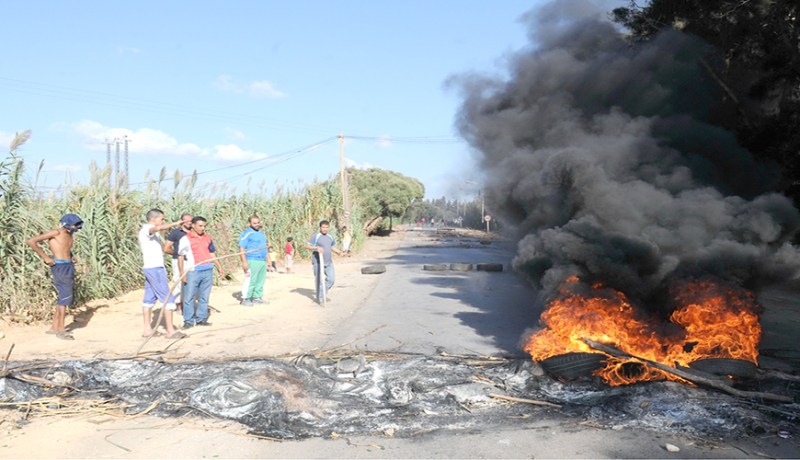 محتجون يغلقون الطريق السريع الرابط بين الجزائر العاصمة وتيبازة