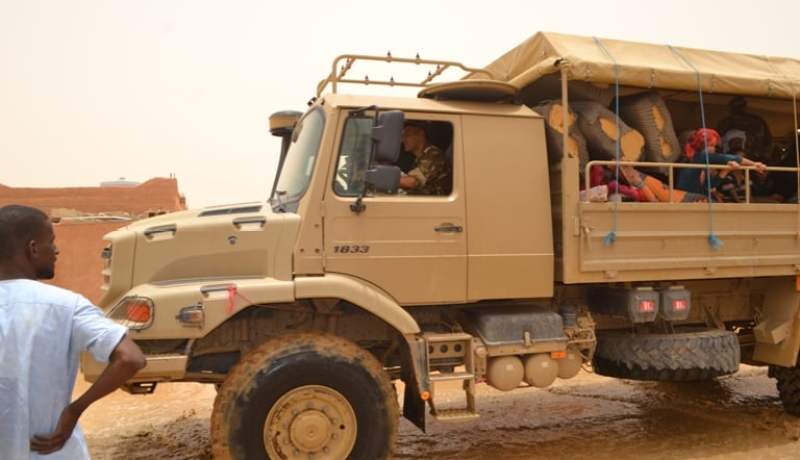 بالصور.. الجيش يتدخل لمساعدة مواطني عين قزام بعد الفيضانات