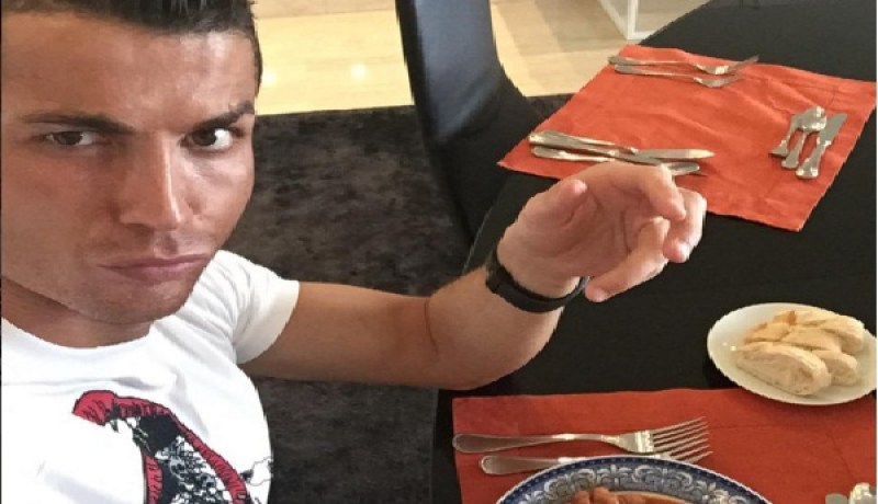 كريستيانو رونالدو ينشر صورة وهو يتناول اللوبيا