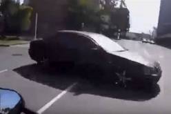 بالفيديو لحظة اصطدام رهيب لدرّاجة نارية بسيّارة ماذا حدث لسائق الدراّجة