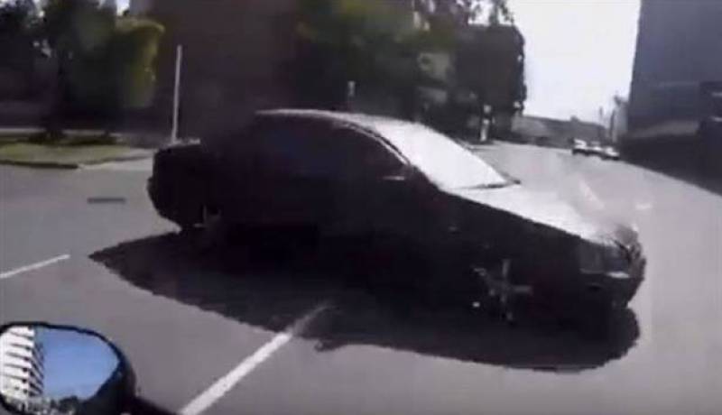 بالفيديو لحظة اصطدام رهيب لدرّاجة نارية بسيّارة ماذا حدث لسائق الدراّجة