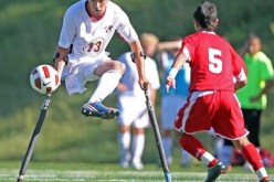 بالفيديو.. مُعوّق يبهر جماهير كرة القدم في إسكتلندا