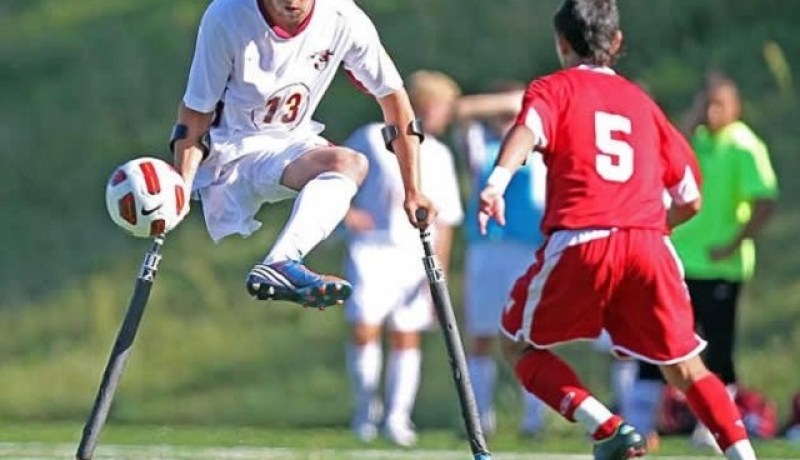 بالفيديو.. مُعوّق يبهر جماهير كرة القدم في إسكتلندا