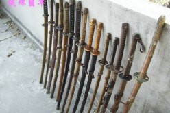 صور على الأنترنت تطيح بجامعي من تمنراست عرض بيع سيوف «تارڤية» في العاصمة!