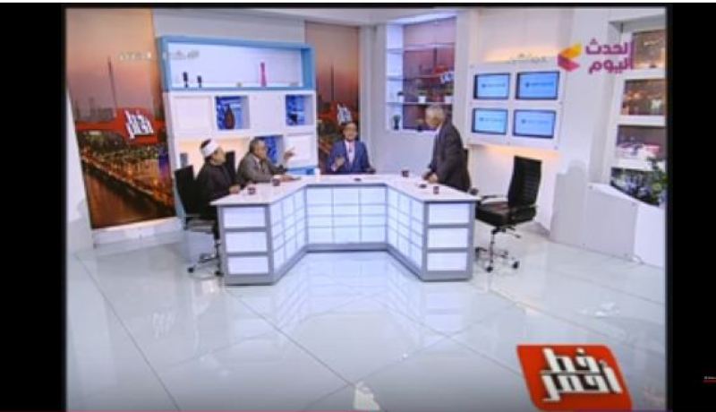 بالفيديو.. مذيع يطرد ضيفه على المباشر لأنه ملحد