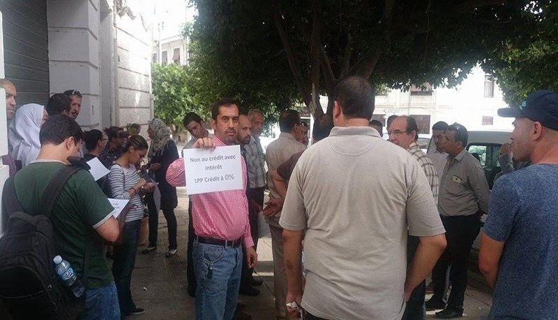 مكتتبو LPP يحتجون أمام وزارة السكن لخفض قيمة الشطر الثاني