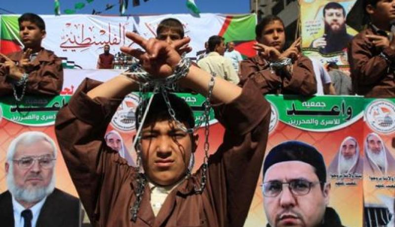 المحاكم الإسرائيلية تفرض على الأسرى الفلسطينيين تعويضات مالية للمستوطنين