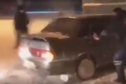 بالفيديو..  سائق يخترق البوابة الزجاجية  للمطار