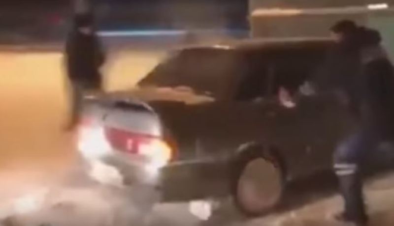 بالفيديو.. سائق يخترق البوابة الزجاجية للمطار