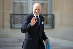 وزير الخارجية الفرنسي يصل إلى طرابلس للاطلاع على الوضع بعد العمل الإرهابي ضد سفارة بلاده