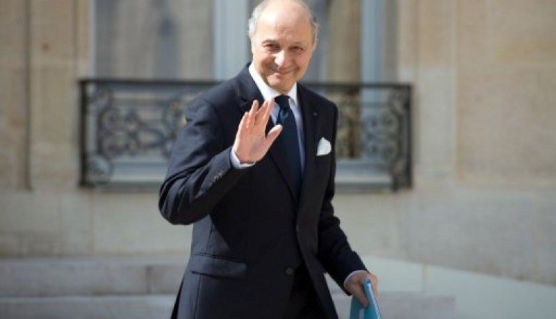 وزير الخارجية الفرنسي يصل إلى طرابلس للاطلاع على الوضع بعد العمل الإرهابي ضد سفارة بلاده