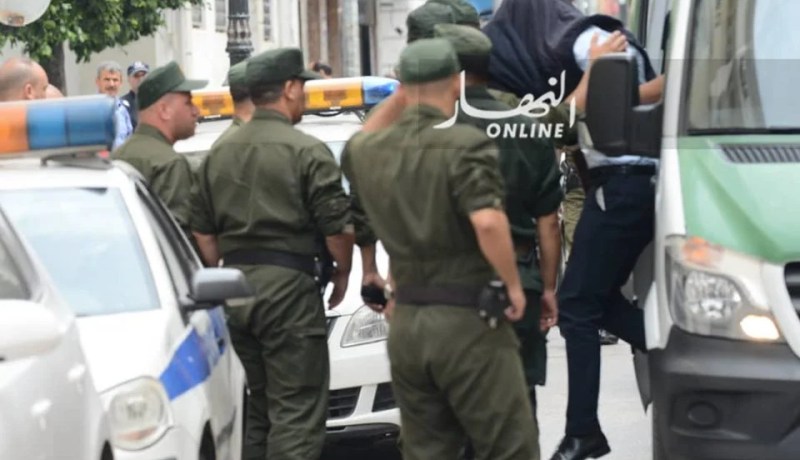 وصول الإخوة عرباوي وإطارات من وزارة الصناعة إلى محكمة سيدي امحمد