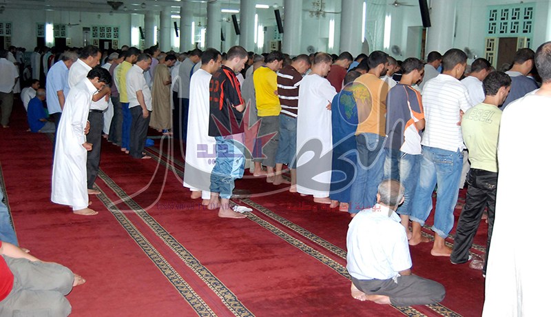 منازلكن وأولادكن أولى من صلاة الـتراويح