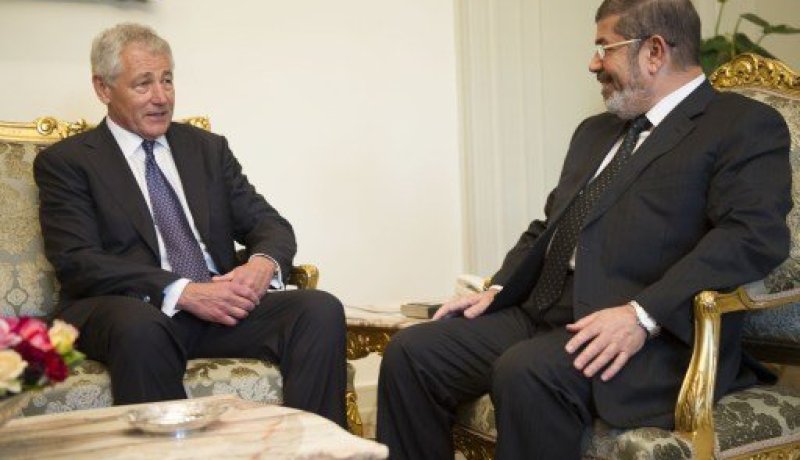 وزير الدفاع الأمريكي يجتمع في القاهرة بالرئيس محمد مرسي