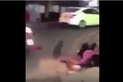 بالفيديو.. شباب يبرحون فتاة ضربا ويفقدونها الوعي!