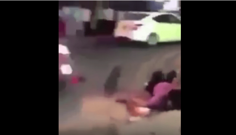 بالفيديو.. شباب يبرحون فتاة ضربا ويفقدونها الوعي!