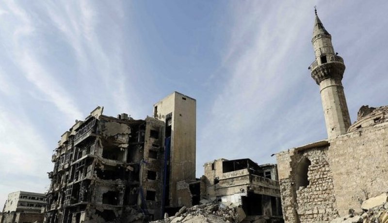مقتل 42 شخصا وإصابة العشرات في غارة جوية استهدفت مسجدا بسوريا