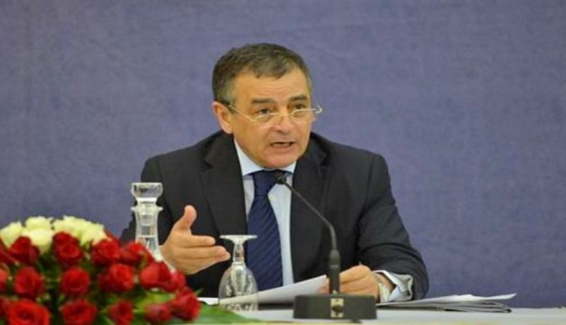 ماكرون يستعرف ببوشوارب