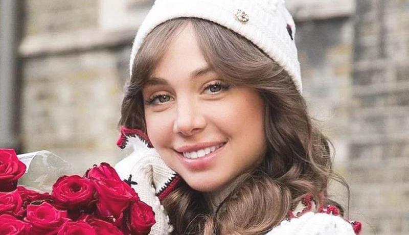 عارضة الأزياء اللبنانية المريضة بكورونا تعلق على إصابة إبنتيها بالفيروس