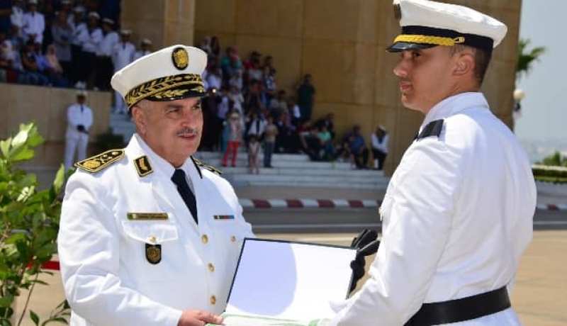 قائد القوات البحرية  يشرف على حفل تخرج الدفعات