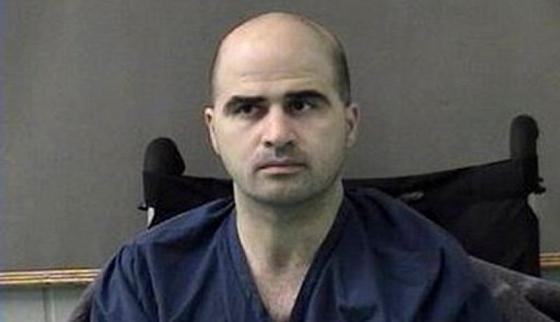نضال حسن المشتبه بقتله 13 جنديا امريكيا يطالب بتأجيل بدء محاكمته