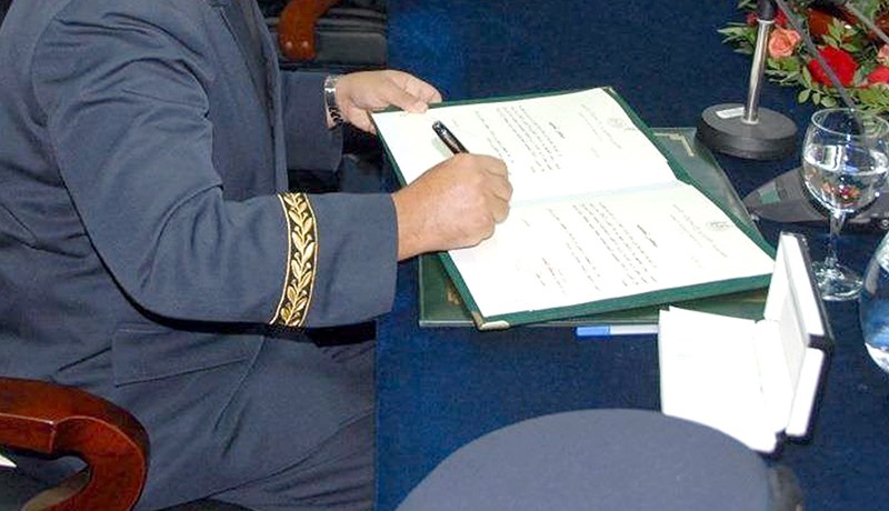 منع المديرين التنفيذيين ورؤساء الدوائر من مغادرة الولاية