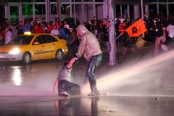 الشرطة التركية تستخدم الغاز المسيل للدموع لتفريق المتظاهرين وسط انقرة