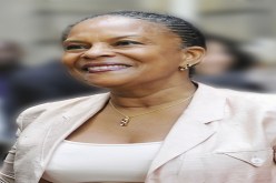 وزيرة العدل الفرنسية عند لوح