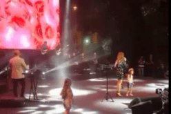 بالفيديو.. طفلة تخطف الأضواء من نانسي عجرم على المسرح ماذا فعلت