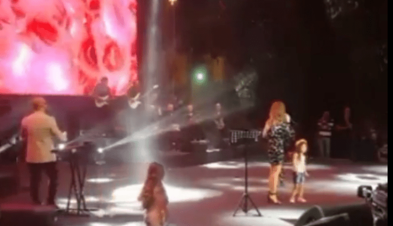 بالفيديو.. طفلة تخطف الأضواء من نانسي عجرم على المسرح ماذا فعلت