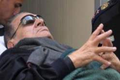 رفع جلسة محاكمة مبارك بسبب الفوضى والنيابة تطالب بنقله لطرة