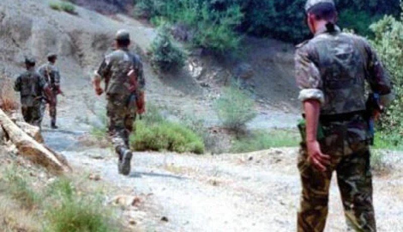 الجيش الوطني يكتشف مخبأ للأسلحة والذخيرة ويسترجع 5 مسدسات كلاشنيكوف في بجاية