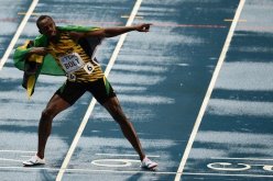بولت يتوج بذهبية سباق 100 م تحت أمطار موسكو