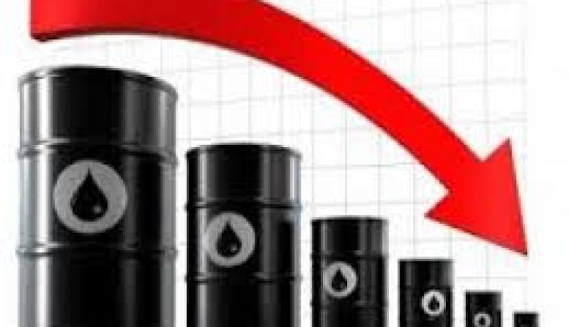 النفط ينزل لمستوى متدن جديد وبرنت دون 53 دولارا