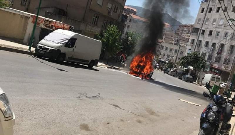 احتراق شاحنة وسيارة في تيزي وزو