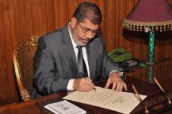 مرسي يوقع على مرسوم انفاذ الدستور الجديد