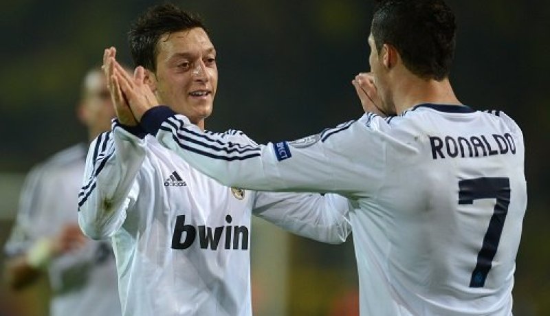 أوزيل: أنا باق مع ريال مدريد ورونالدو أفضل لاعب في العالم